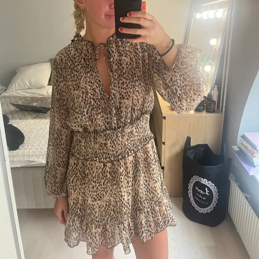 Snygg leopardmönstrad klänning med volang och knytning vid halsen, från Zara. I storlek l men passar även mig som vanligtvis bär s!. Mekot.