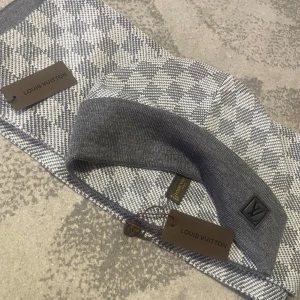 Grå/svart mössa - Säljer mössa och halsduk för 500kr Gratis frakt