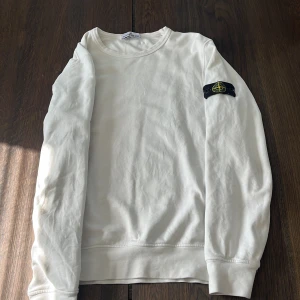 Stone Island tröja vit - Tjena säljer denna Stone Island tröjan i storlek 156. Den är i ny skick och köpt i vintras. Den är köpt på nk och den är såklart äkta. Inga fläckar finns. 