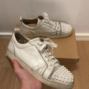 Christian Louboutin skor - ÄKTA Christian Louboutin skor | storlek 43 | äkta och du kan se det genom att kolla under insolen ( kolla 3 bilden ) och på lådan| låda och några dustbags ingår