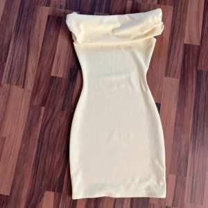 Ljusgul kort klänning - Jättefin kort klänning från NLYONE. Storlek S men passar även XS. Jättebra skick🩷