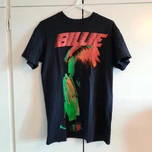 Billie Eilish T-shirt  - Billie Eilish T-shirt från H&M! Bra skick, säljer då den inte kommer till användning längre. ⭐️Storleken i tröjan är 158-164 eller 12-14 years, jag skulle säga att det motsvarar XS-S. ⭐️ Skriv gärna om du undrar något! 