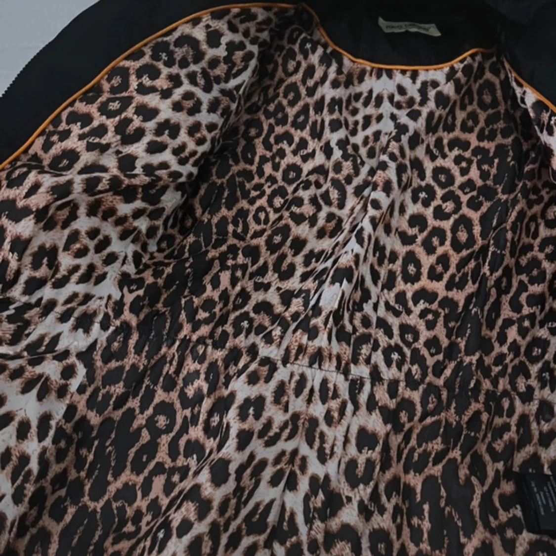 Svart dunjacka med leopardfoder från Rocco barocco  - 1
