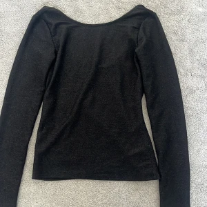 Svart glittrig långärmad rygglös topp från BikBok - Snygg svart glittrig långärmad rygglös topp från BikBok💕stilren i storlek S 