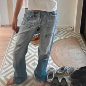 Lågmidjadejeans  - Snyggaste lågmidjadejeans ever!!!😍😍😍Midjemått 34cm och innerbenslängden 80cm🙌🏼🙌🏼