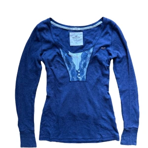 Vintage babydoll Blå långärmad topp från Hollister - Säljer en snygg blå långärmad topp från Hollister med spetsdetaljer och knappar framtill. Strl M men är mer en S i size. (Den vita toppen under är ej inkluderad) . 💙