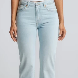 LOW STRAIGHT JEANS 510 - Snygga ljusblå jeans med lågmidja och klassisk femficksdesign. Perfekta för en avslappnad stil. De har en rak passform som ger en tidlös look. HELT SLUT SÅLDA PÅ HEMSIDAN 