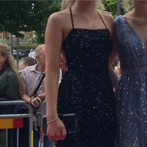 Glittrig balklänning med öppen rygg - Svart glittrig balklänning med öppen rygg i nyskick storlek s🥰 Den har justerbara band och passar därför många