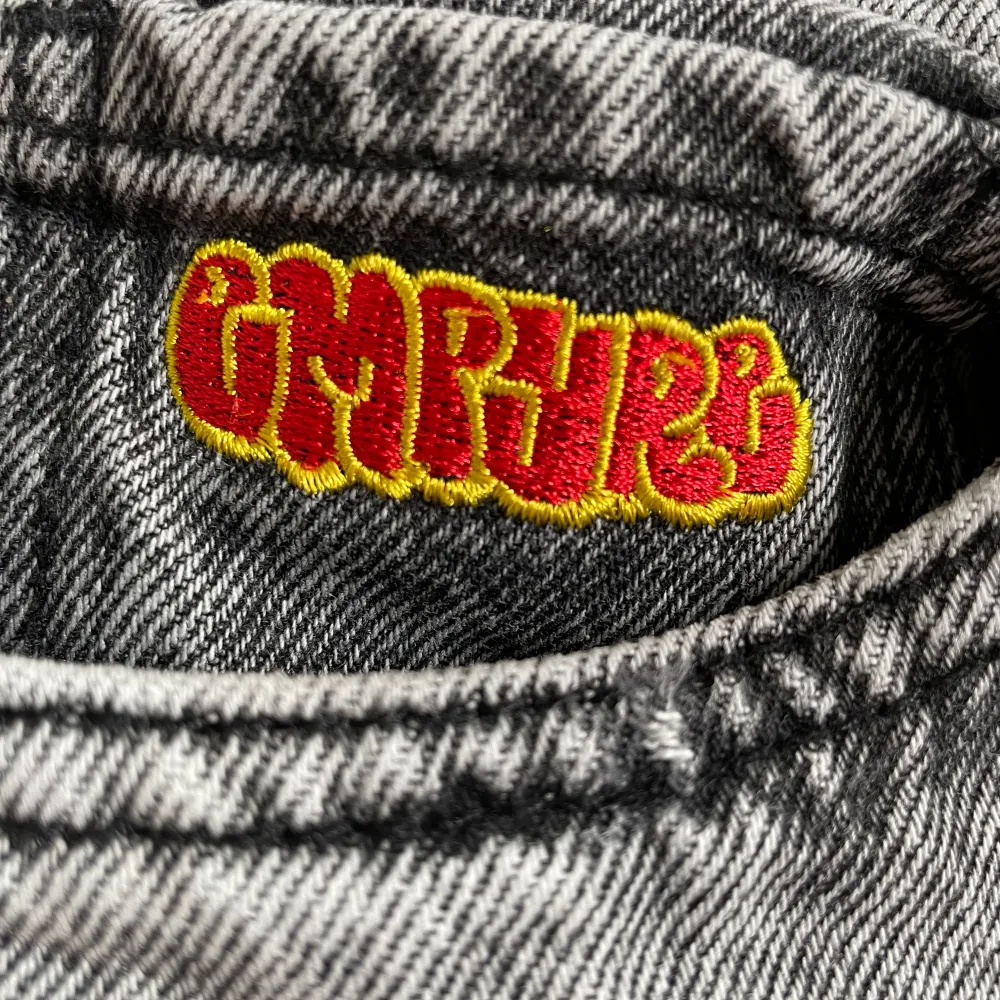 Snygga grå jeans från Empyre med en klassisk femficksdesign. De har en rak passform och är tillverkade i slitstarkt denim. Perfekta för en avslappnad stil.. Farkut & Housut.