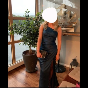 Mörkblå balklänning - Min gamla balklänning!! Använd 2 gånger, ser ut som ny☺️Nypris 4000kr