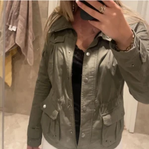 Grön jacka med dragkedja - Säljer min jätte fina gröna vårjacka med dragkedja och knappar. Säljer då den inte kommer till användning. Perfekt för vår och höst!