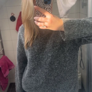 Ull/alpacka stickad tröja  - Mörkgrå stickad tröja från HM i alpacka/ull, super mjuk och skön! Storlek S❣️