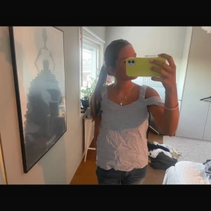 offshoulder topp - Säljer en söt vit/blå offshoulder topp köpt i Spanien