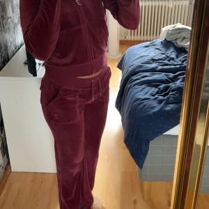 Juicy couture byxor - Säljer ett par vinröda juicy couture byxor i storlek s. Utan defekter.