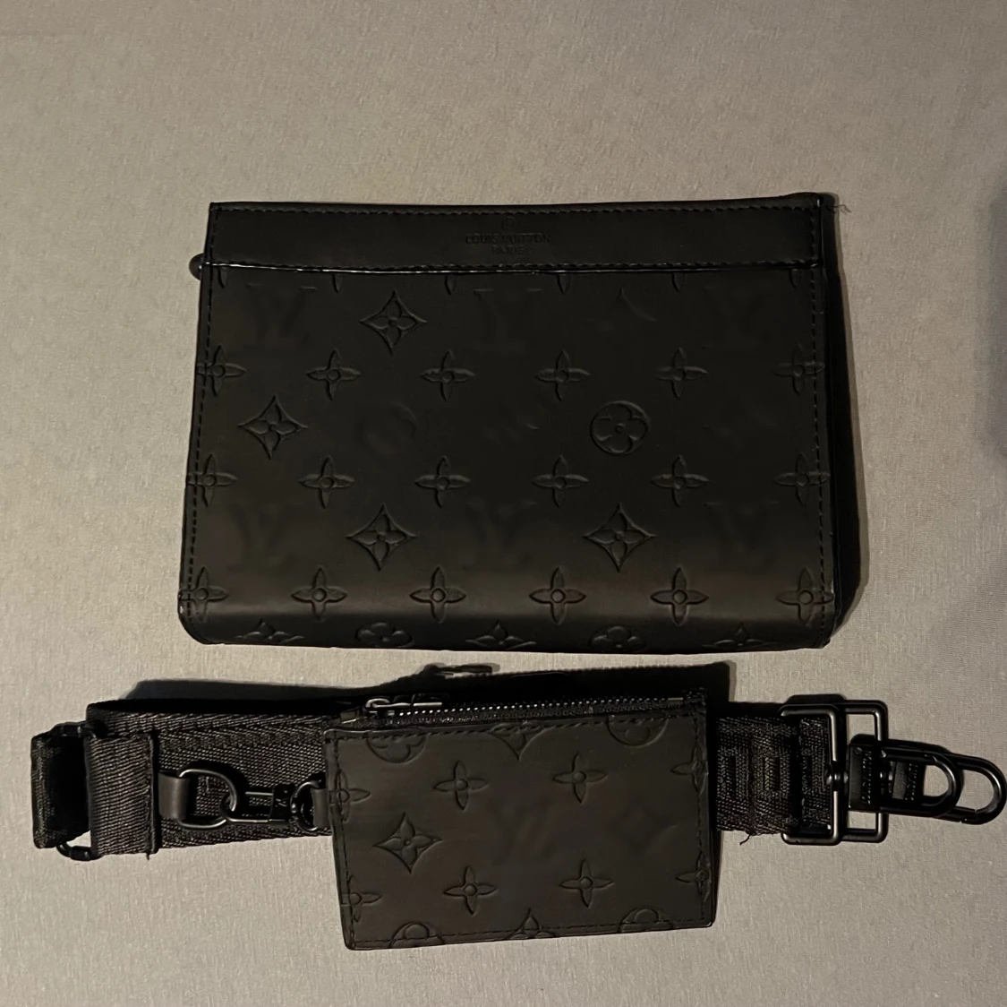 Svart axelväska med monogram