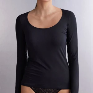 Intimissimi topp i mikromodal - Oanvänd och helt ny topp med lappen kvar. Jag har inte ens testat den. Jag köpte en i en annan färg som jag testade, och insåg att den är större i storleken. Alltså att den här modellen sitter mer löst till skillnad från deras andra toppar. Storlek S skulle alltså kunna sitta som en mer figurnära M.