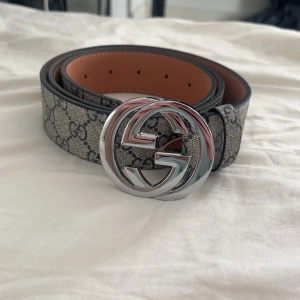 Gucci bälte - Skit snyggt GG bälte i färgen begie. Bältet är 115cm långt och aldrig använt. Jag har box men det kostar lite mer.