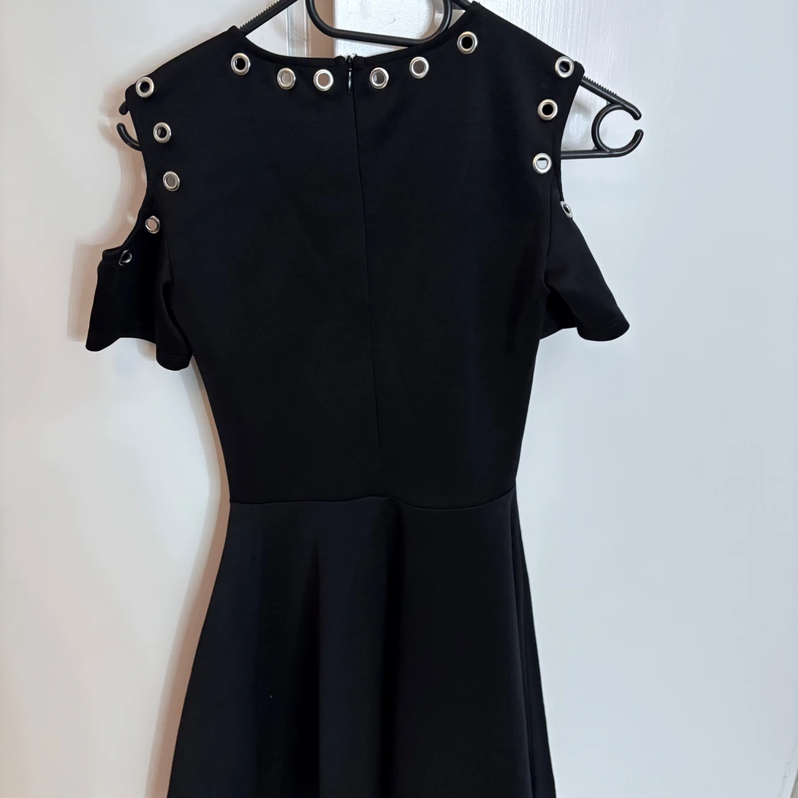 Svart klänning med nitar - 1