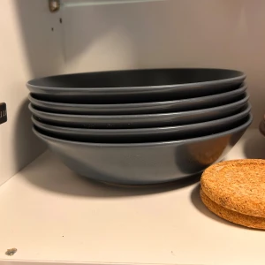 Gråa djupa tallrikar - Säljer gråa djupa tallrikar. Perfekta för soppor, pastarätter eller sallader 🤎🥐 180 kr för alla fem tallrikar, eller 50 kr st. 