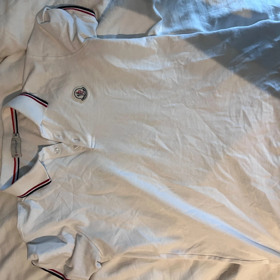 Vit kortärmad pikétröja från Moncler