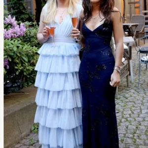 Blå långklänning med volanger - Säljer denna ljusblå balklänning med volanger. (Den till vänster) 😍😍