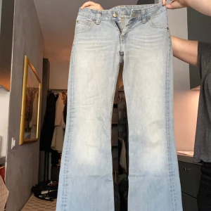 Ljusblå jeans från Lee - Säljer mina jättesnygga ljusblå bootcut lågmidjade jeans från Lee! De har en klassisk femficksdesign och knappgylf. Säljer då de tyvärr inte kommer till användning längre. Storleken på de står tyvärr inte tydligt men jag skulle gissa på att de passsr strl S/XS. Skriv till mig för fler bilder/frågor💕