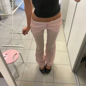 Ljusrosa byxor - Säljer ett par ljusrosa linnebyxor med låg midja och raka ben. Supersöta till våren och sommaren!