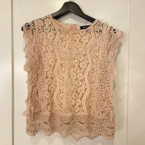 Rosa spetsblus  - Super fin och sommrig spets blus, säljer då den inte kommer till användning 