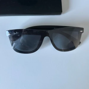 Svarta solglasögon från Ray-Ban - Snygga svarta solglasögon från Ray-Ban med klassisk design. Tillverkade i Italien och har en stilren look som passar perfekt för soliga dagar. Modellen är RB4165 med en modern touch.