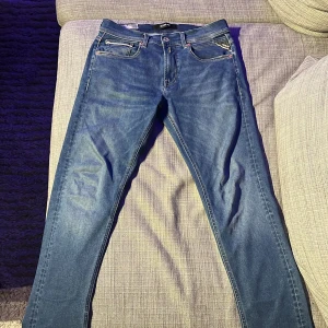Blå Replay Hyperflex Grover Jeans - Säljer ett par blåa repaly grover hyperflex jeans i modell straight fit. Mitt pris 500kr och nypris cirka 1699kr. Kan gå ner till lägst 400kr för att d är som nya i skick och dyra i nypris. Kan endast gå ner i 400kr ifall du köper dom direkt och inte dröjer ut på köpet. Skick 10/10 och använda ett par gånger. 