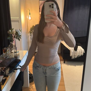 Beige tröja från gina  - Säljer den här jättefina beiga tröjan med tajt passform och vida ärmar som är köpt på gina. I storlek xs