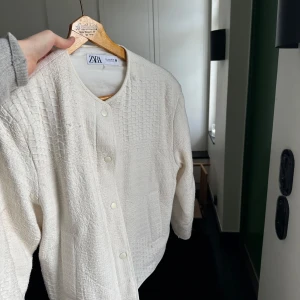Zara Vår Jacka - Vår jacka från Zara. Mysigt. Passar S och M.