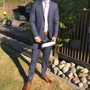 Mörkblå kostym från Riley - Säljer min brors kostym, han är 183 cm. Använd en gång på studenten. 😊