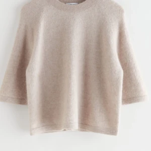 Other&stories - Säljer den här beigea tröjan ned trekvartsärm från Other&stories. Superfin och knappt använd💕