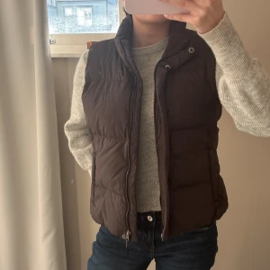 Brun dunväst  - Säljer en snygg brun dunväst från Esprit. Västen har en dragkedja framtill.💓