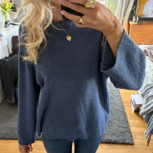 Blå stickad tröja - Säljer en mysig blå stickad tröja med långa ärmar. 