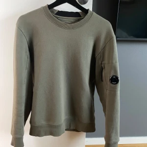 C.P. Company sweatshirt - Säljer min c.p. Company tröja då den blivit för liten, tröjan är i använt skick men inga skador eller fläckar..storlek S 