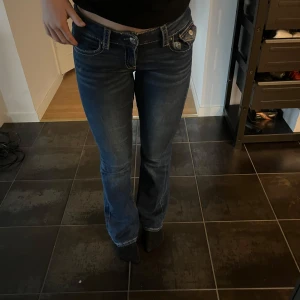 Blå jeans med bootcut - Snygga blå jeans med bootcut och låg midja. De har en klassisk femficksdesign och dekorativa sömmar på bakfickorna. Storlek 158 men passar mig som är 162.