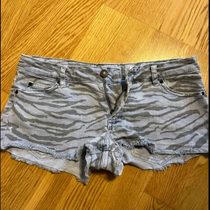 Grå zebramönstrade jeansshorts - Säljer mina snygga grå jeansshorts med zebramönster på grund av att de är för små för mig. Köpta här på Plick. Skriv om du ni frågor💕