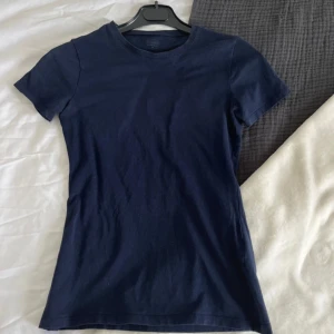 Mörkblå t-shirt - Mörkblå T-shirt från Intimissimi. 