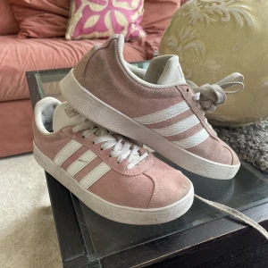 Rosa Adidas sneakers - Säljer ett par snygga rosa Adidas sneakers. Perfekt nu till våren 