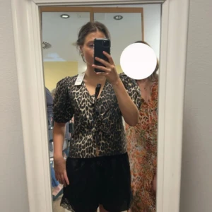 Neo Noir blus - Sälja pga kommer inte till användning, använd 1 gång. Nypris 599.