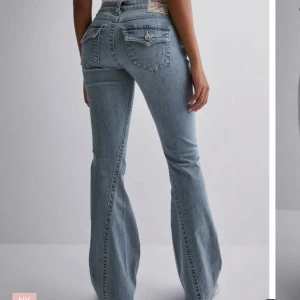 True religion bootcut jeans joey  - True religion i storlek 26, kom privat för frågor/ egna bilder💗 Använd snälla inte köp nu utan skriv till mig först💕💕modellen i jeansen är i joey low waist, köpte dom för 1300 men säljer dom för 900, dom är knappt använda så dom är i helt nystick!💗💗💗💗