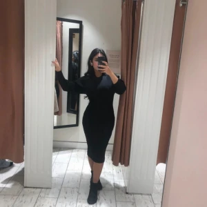 Thight klänning  - Thight klänning i tjock material och slits/öppning på baksidan. Formar och drar in kroppen, använd 2 gånger. 