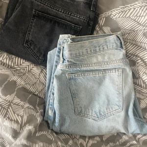 Lågmidjade jeans  - Säljer 2 par snygga Lågmidjade jeans som jag vuxit ut!  1 par 150kr 2 par 200kr💕