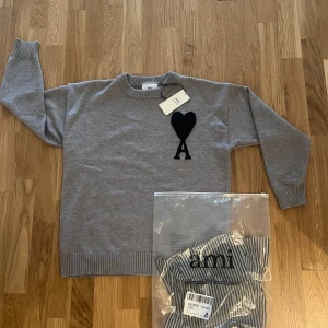 Stickad tröja från AMI - Väldigt skön tröja enligt mig. Sprillans skick! Anledningen till att jag säljer är pga den är för liten, jag är 190 och väger 78kg och den är för kort för mig. Allt på bilden ingår och jag fraktar så fort jag kan😁