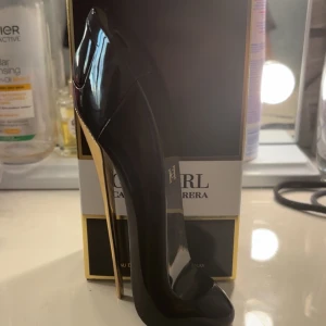 Parfym Good Girl från Carolina Herrera - Säljer en elegant parfymflaska formad som en högklackad sko från Carolina Herrera. Flaskan är svart med en guldig klack och rymmer 50 ml Eau de Parfum. Perfekt för den som vill ha en lyxig och unik doftupplevelse. Säljer denna för den inte kommer till användning längre, halvfull🩷