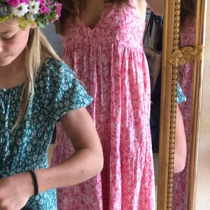 Rosa blommig klänning - Rosa, blommig, somrig långklänning från Zara, den är maxi lång. Använd fåtal gånger, jättefin! 