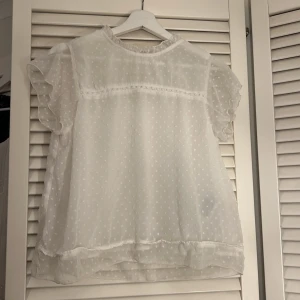 Vit blus med prickigt mönster - Vit blus storlek S
