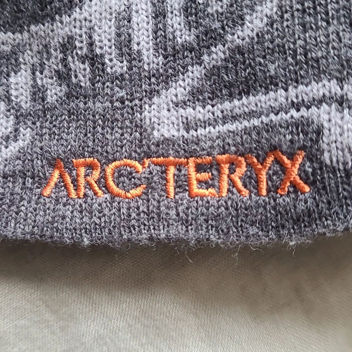 Grå mössa från Arc'teryx - 1